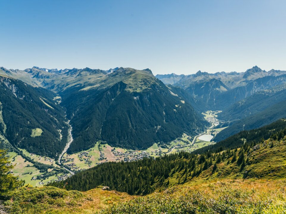 Wanderung von Garfrescha über den Gantekopf zur Alpe Nova, Blick nach Gaschurn-Partenen, Rifabecken | © Montafon Tourismus GmbH