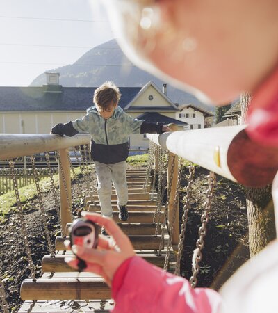 Gaglaweg Schruns, Spielplatz, Wackelbrücke, | © Christoph Schoech Photography GmbH / Montafon Tourismus GmbH