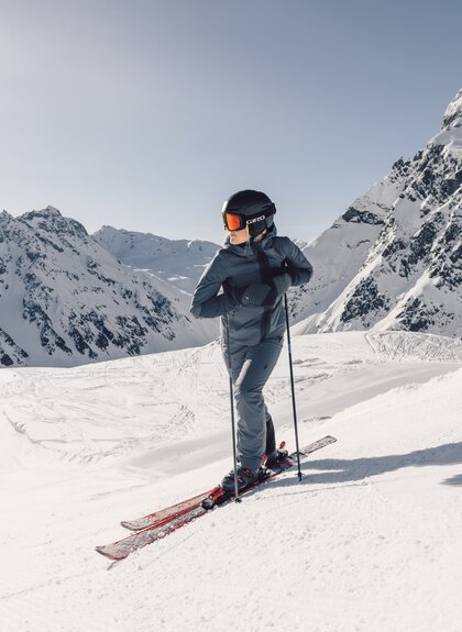 Skifahrer steht auf einer frisch präparierten Piste in Gargellen mit Blick auf den umliegenden verschneiten Berg "Madrisa" und Sessellift. | © Gargellner Bergbahnen GmbH & Co KG, Daniel Zangerl