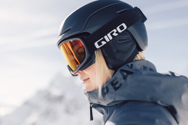 Nahaufnahme einer Skifahrerin mit Helm und Skibrille in den verschneiten Bergen von Gargellen. | © Gargellner Bergbahnen GmbH & Co KG, Daniel Zangerl