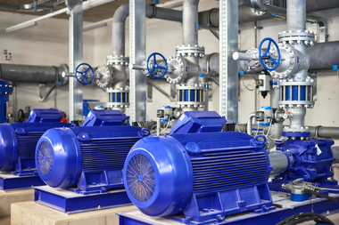 ehrere große blaue Industriemotoren und Ventile in der Pumpstation der Gargellner Bergbahnen. Die Anlage ist Teil des technischen Systems für die Beschneiung der Skipisten. Edelstahlrohre und blaue Steuergriffe verlaufen durch den hellen Technikraum. | © Gargellner Bergbahnen GmbH & Co KG, Stefan Kothner