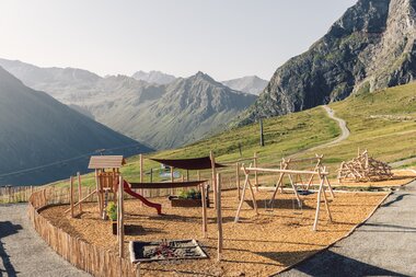 Spielplatz am Schafberg mit Rutsche, Schaukeln und Kletterelementen vor der sommerlichen Bergkulisse von Gargellen. | © Gargellner Bergbahnen GmbH & Co KG, Daniel Zangerl