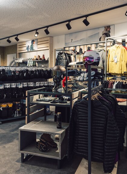 Großzügiger Innenbereich eines Sportshops mit Regalen und Ständern für Wintersportbekleidung, | © Gargellner Bergbahnen GmbH & Co KG, Daniel Zangerl