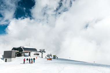 Sesselbahn im Skigebiet Golm umgeben von Skifahrer | © Golm Silvretta Luenersee Tourismus GmbH Bregenz, Christoph Schoech