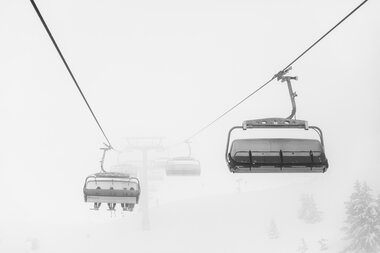 Sesselbahn die gerade durch dichten Nebel fährt | © Golm Silvretta Luenersee Tourismus GmbH Bregenz, Christoph Schoech