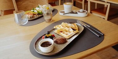 Frische Waffeln auf einem Teller im Restaurant Feineck | © Golm Silvretta Lünersee Tourismus GmbH Bregenz, Philipp Schilcher