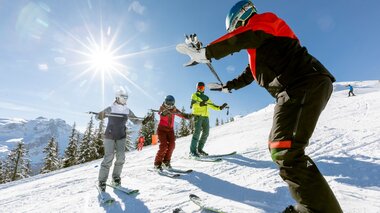 Skilehrer mit drei Gruppenkursteilnehmern beim Skifahren | © Golm Silvretta Lünersee Tourismus GmbH Bregenz, Stefan Kothner