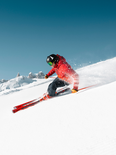 Skifahrer der gerade auf einer Piste im Skigebiet Golm hinunterfährt | © Golm Silvretta Lünersee Tourismus GmbH Bregenz, Mathäus Gartner