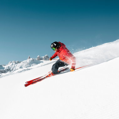 Skifahrer der gerade auf einer Piste im Skigebiet Golm hinunterfährt | © Golm Silvretta Lünersee Tourismus GmbH Bregenz, Mathäus Gartner