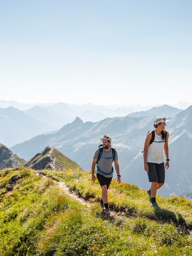 Zwei Wanderer die gerade am Erlebnisberg Golm wandern | © Golm Silvretta Lünersee Tourismus GmbH Bregenz, Stefan Kothner