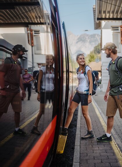 Ein Mann und eine Frau, die gerade am Bahnhof in den Zug einsteigen | © Golm Silvretta Lünersee Tourismus GmbH Bregenz, Philipp Schilcher