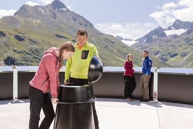 Kunstobjekt Erdenlicht, welches gerade von zwei Personen beobachtet wird | © Golm Silvretta Lünersee Tourismus GmbH Bregenz, Stefan Kothner