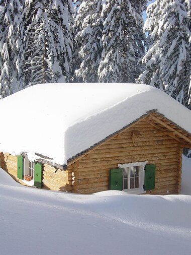 Die tief verschneite Montafoner Waldschule am Kristberg im Silbertal, dem Genießerberg im Montafon | © Montafoner Waldschule - Stand Montafon - Monika Dönz-Breuss