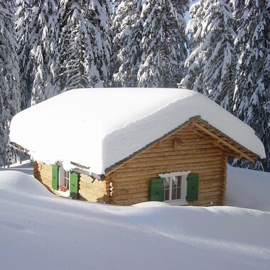 Die tief verschneite Montafoner Waldschule am Kristberg im Silbertal, dem Genießerberg im Montafon | © Montafoner Waldschule - Stand Montafon - Monika Dönz-Breuss