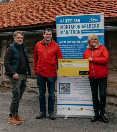 Schindeldach_Alpe-Gafluna_Scheckübgabe-MAM | © (c) Marie Rudigier / Montafon Tourismus